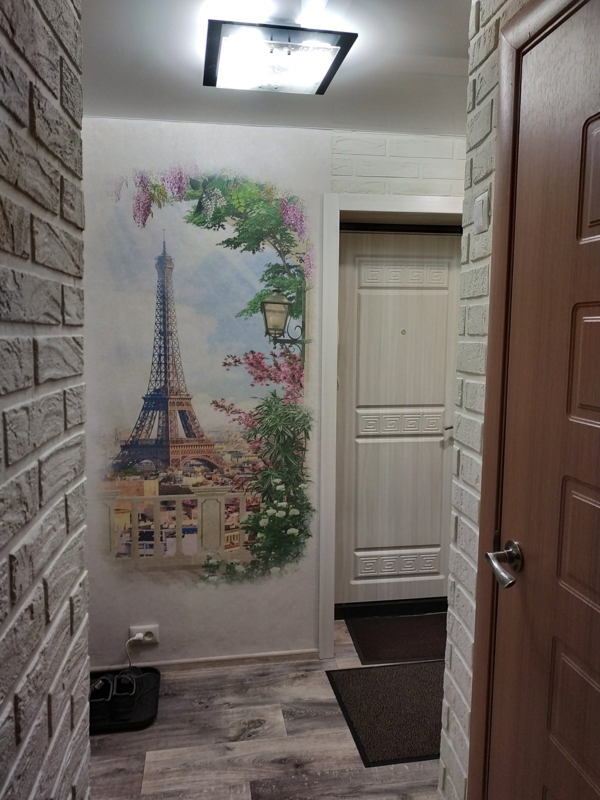 Белый кирпич в прихожей