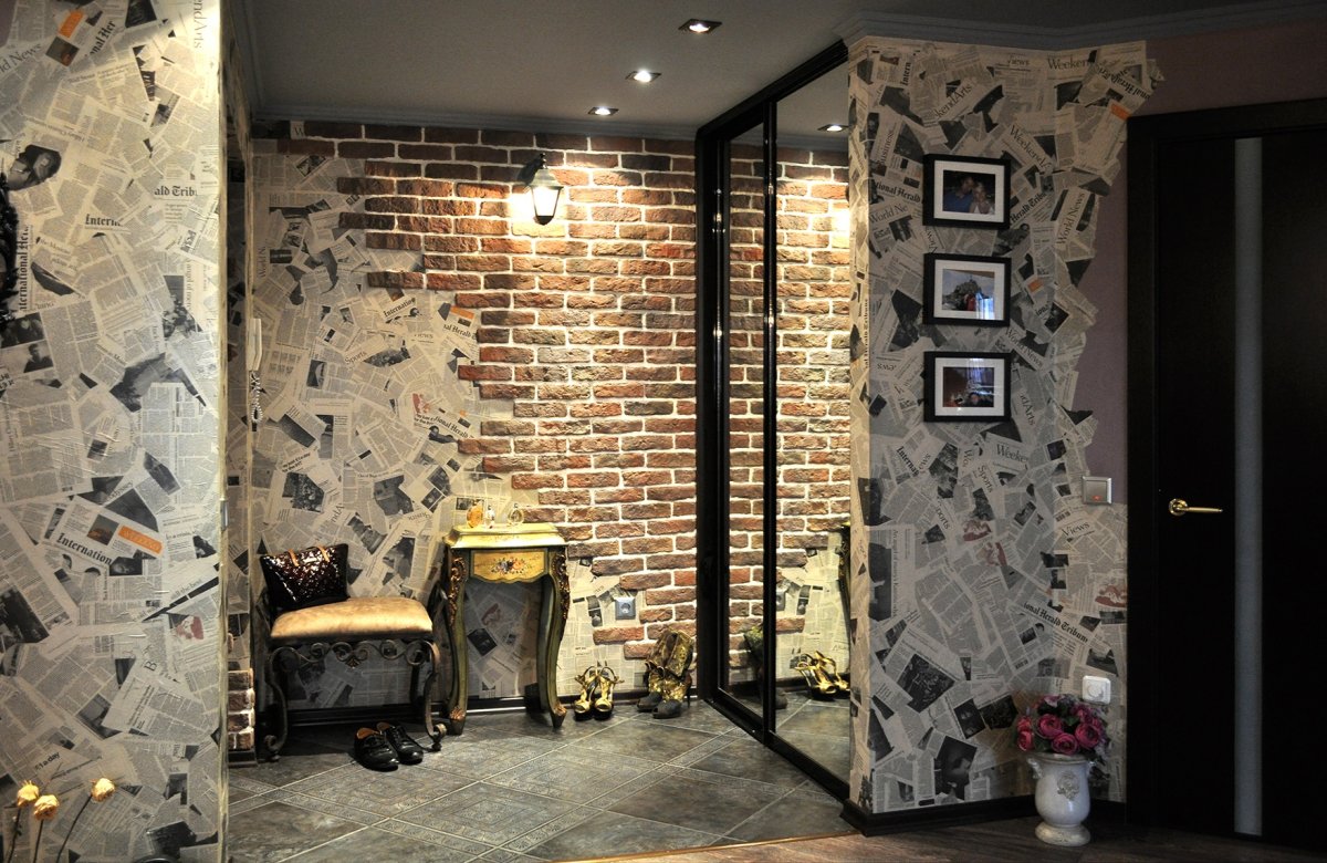 Кирпичная стена в прихожей