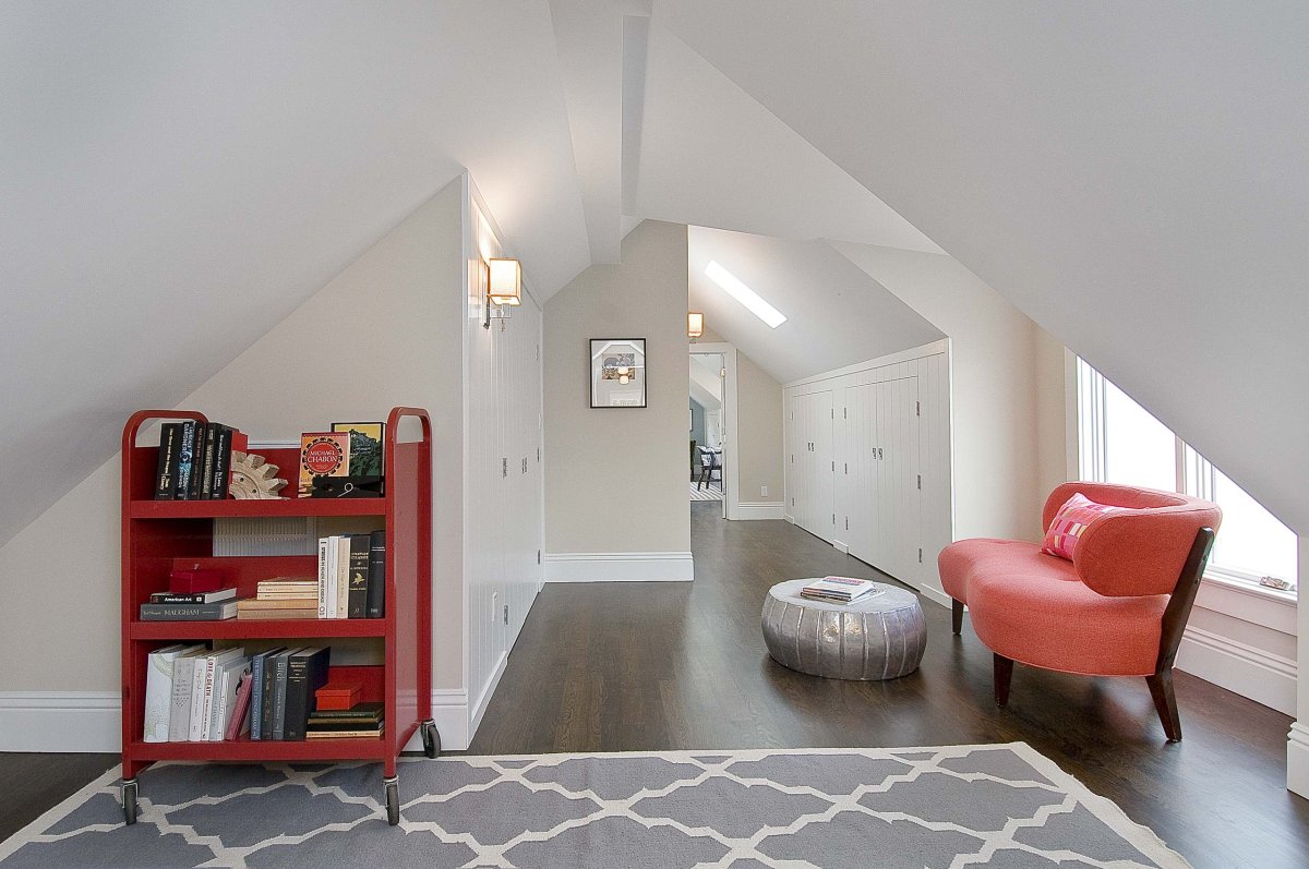 Кровать подиум на мансарде