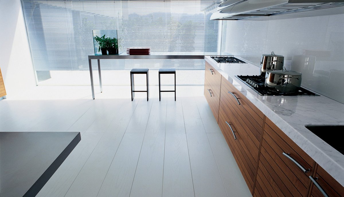 Белый пол на кухне