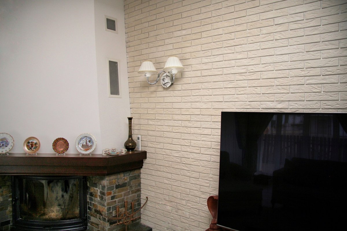 Стена из красного кирпича в интерьере