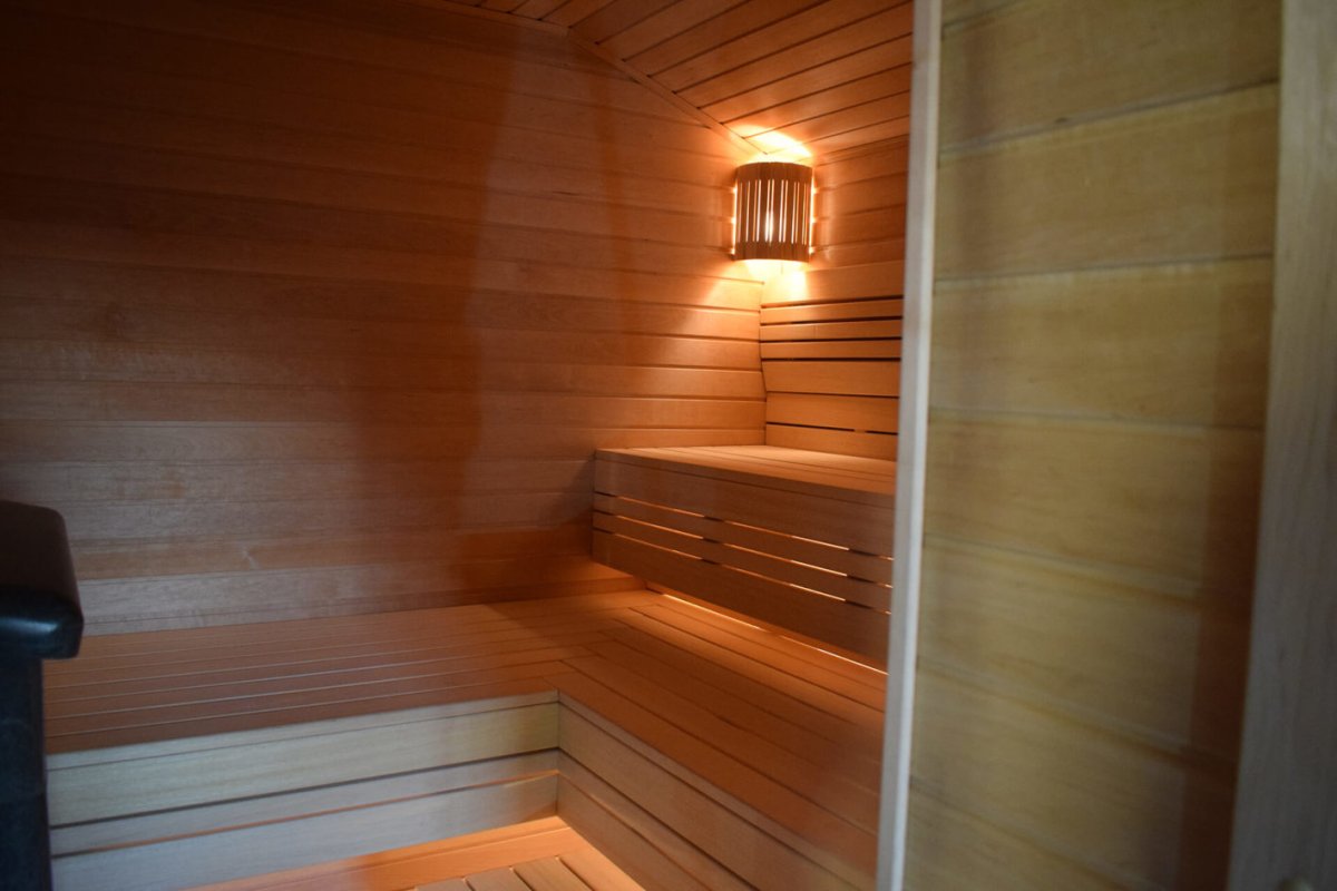 Интерьер современной сауны с вагонкой