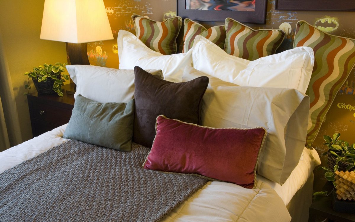 Декоративные подушки на кровать