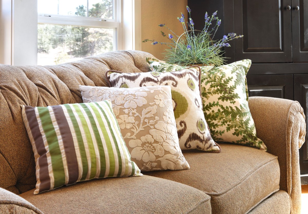 Интерьер с большим количеством подушек