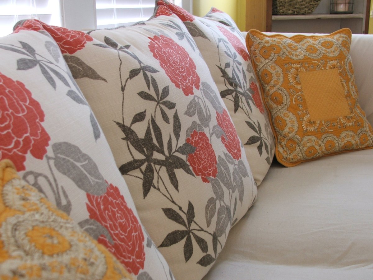 Большая декоративная диванная подушка