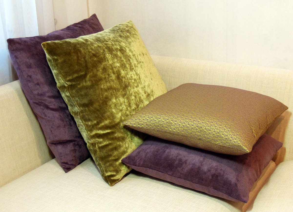 Бархатные подушки на диван