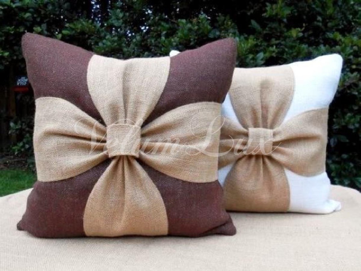 Декоративные подушки с бантами