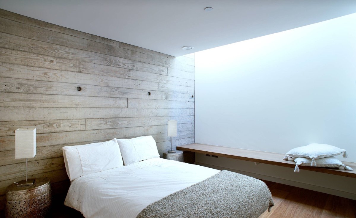 Ламинат на стене в спальне