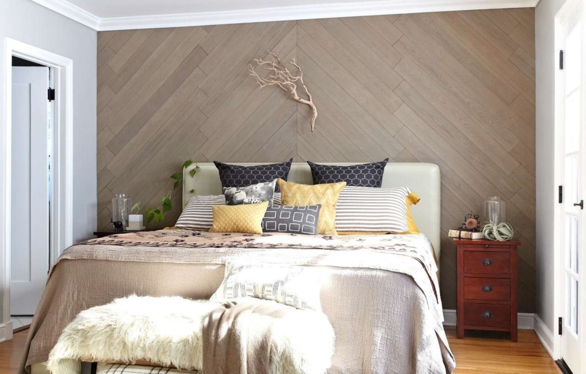 Ламинат на стене в спальне