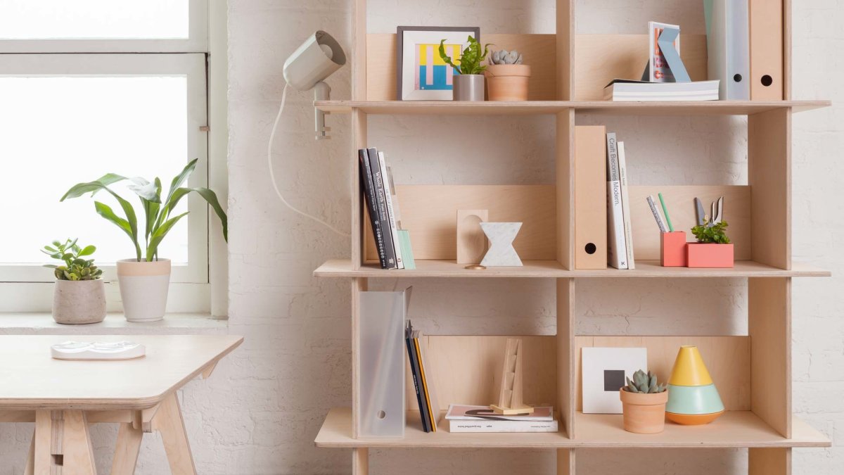 Красивые белые напольные полки