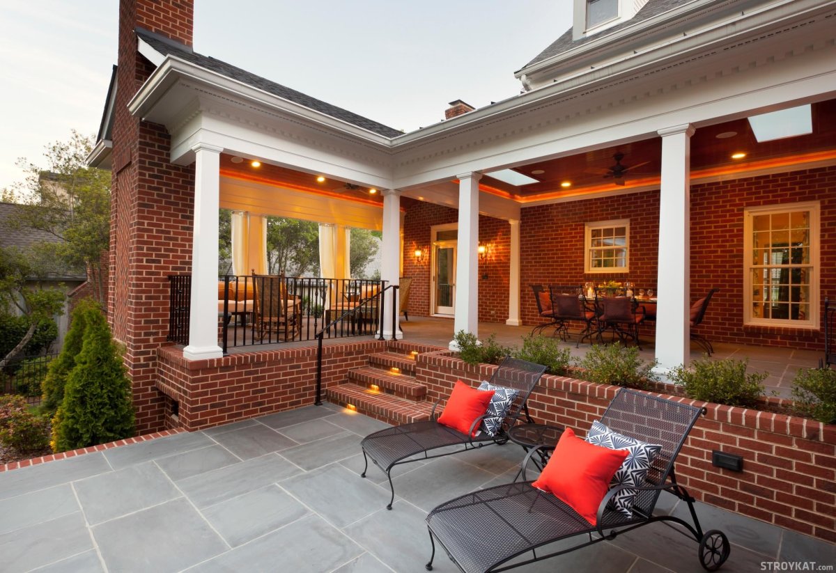 Веранда на заднем дворе в частном доме