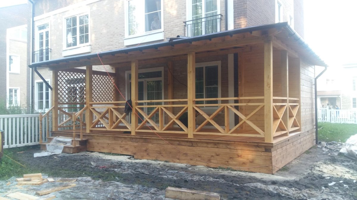 Терраса с колоннами из кирпича и цветами