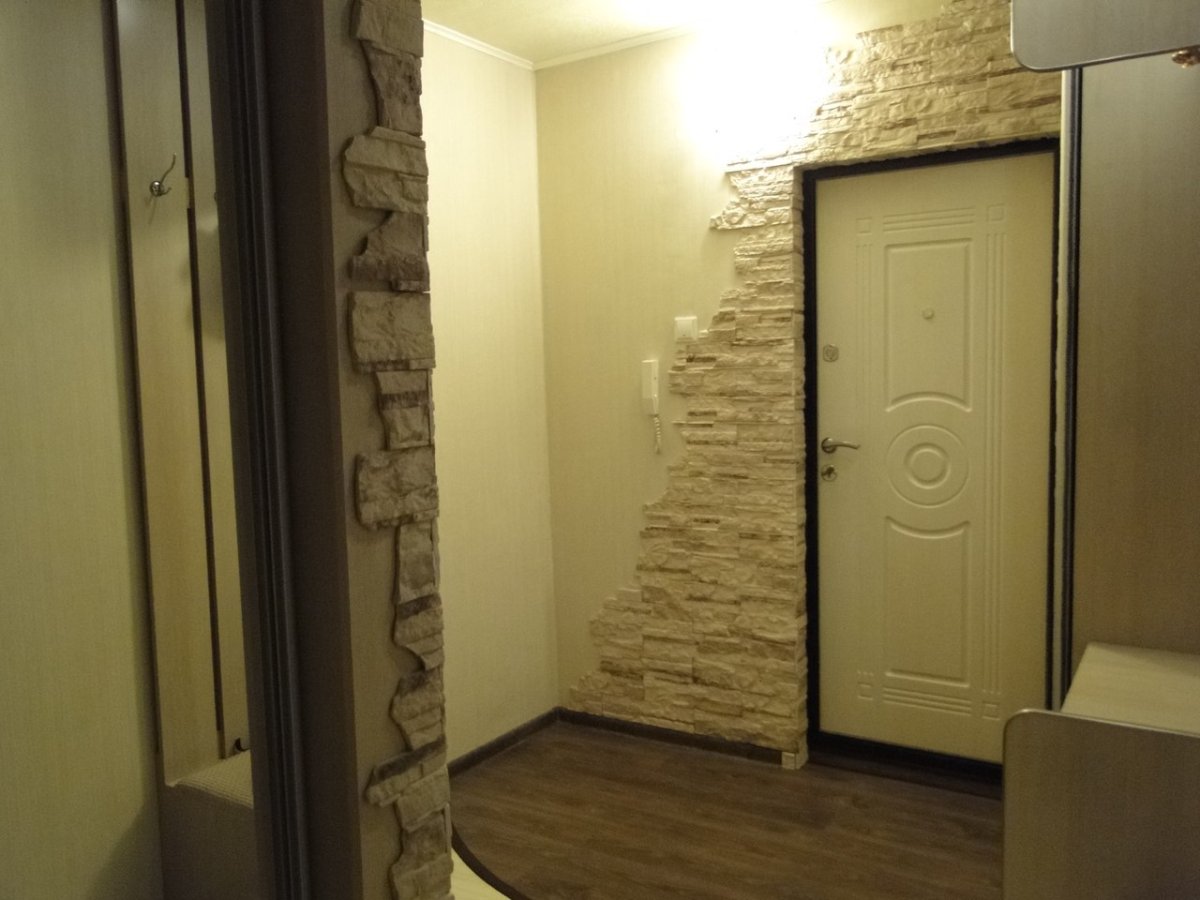 Прихожая в хрущевке декоративным камнем
