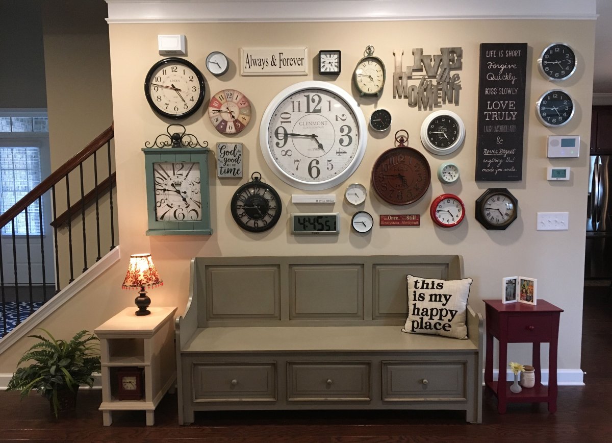 Комната с множеством часов