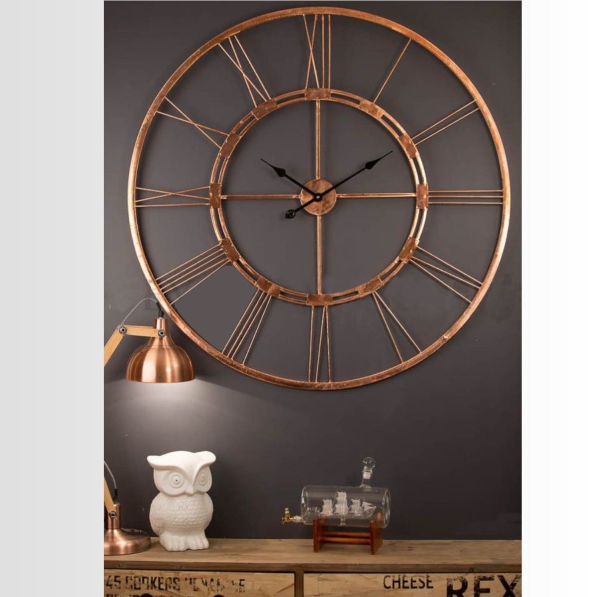 Медные часы в интерьере