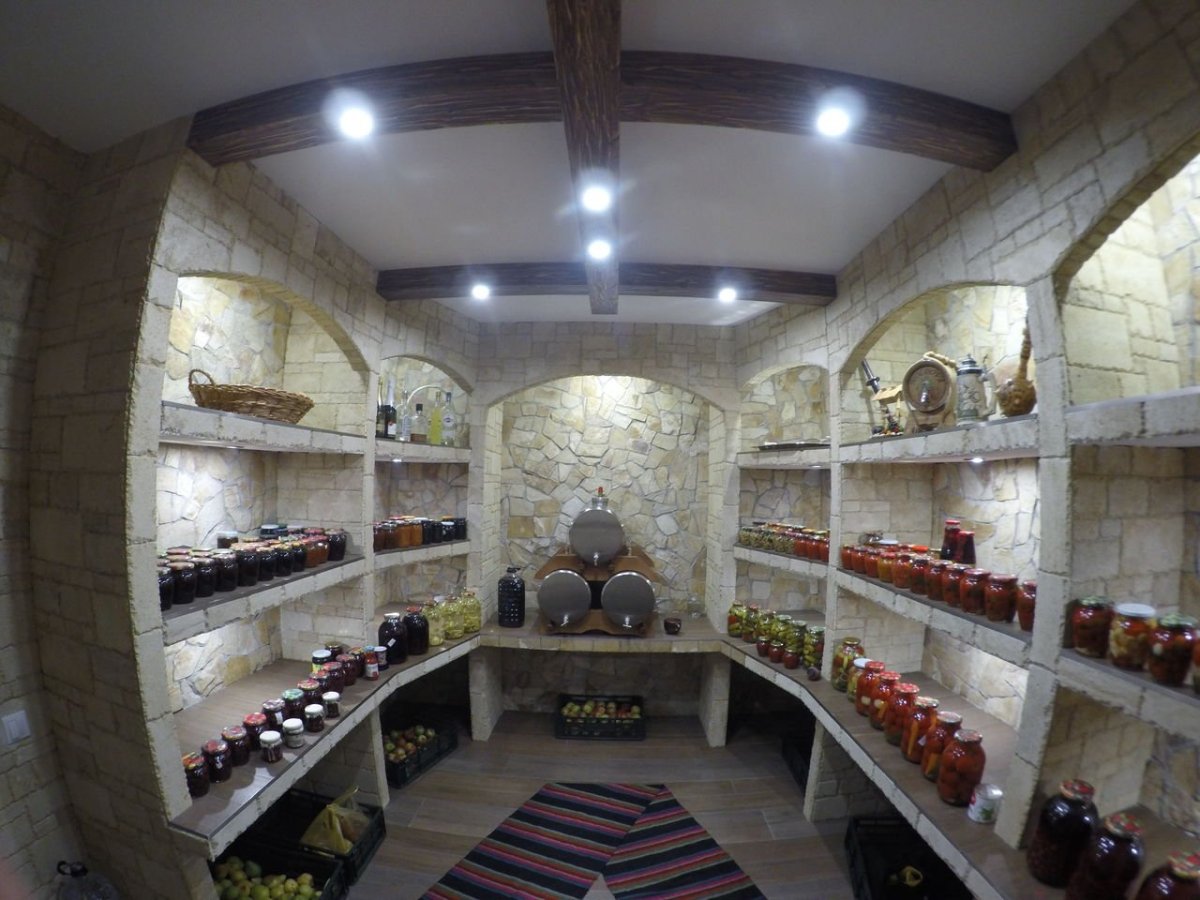 Винный погреб в деревянной конюшне