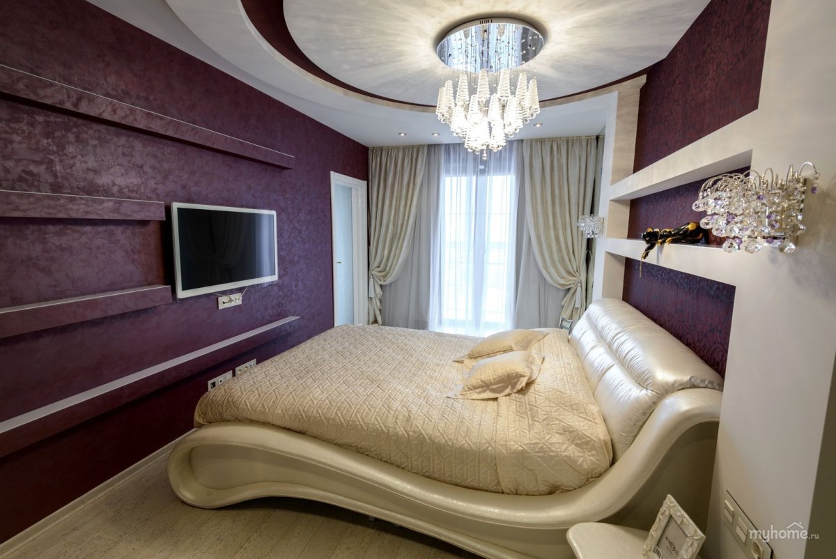 Натяжной потолок в спальне