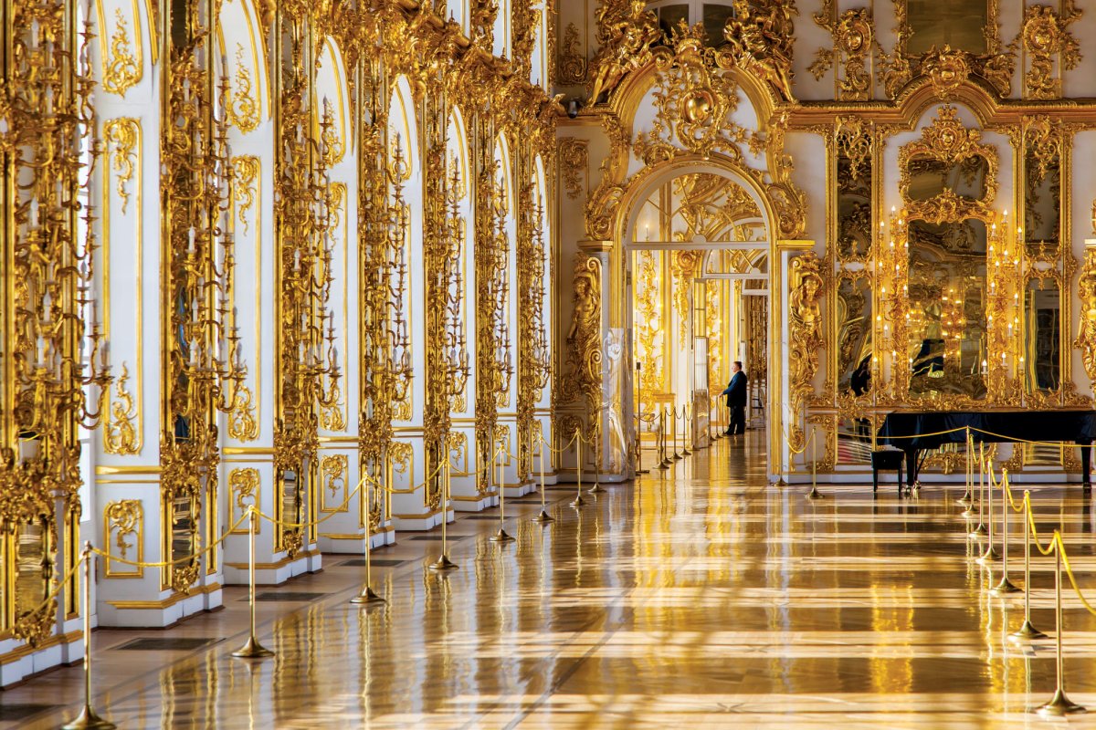 Королевский дворец изнутри бальный зал