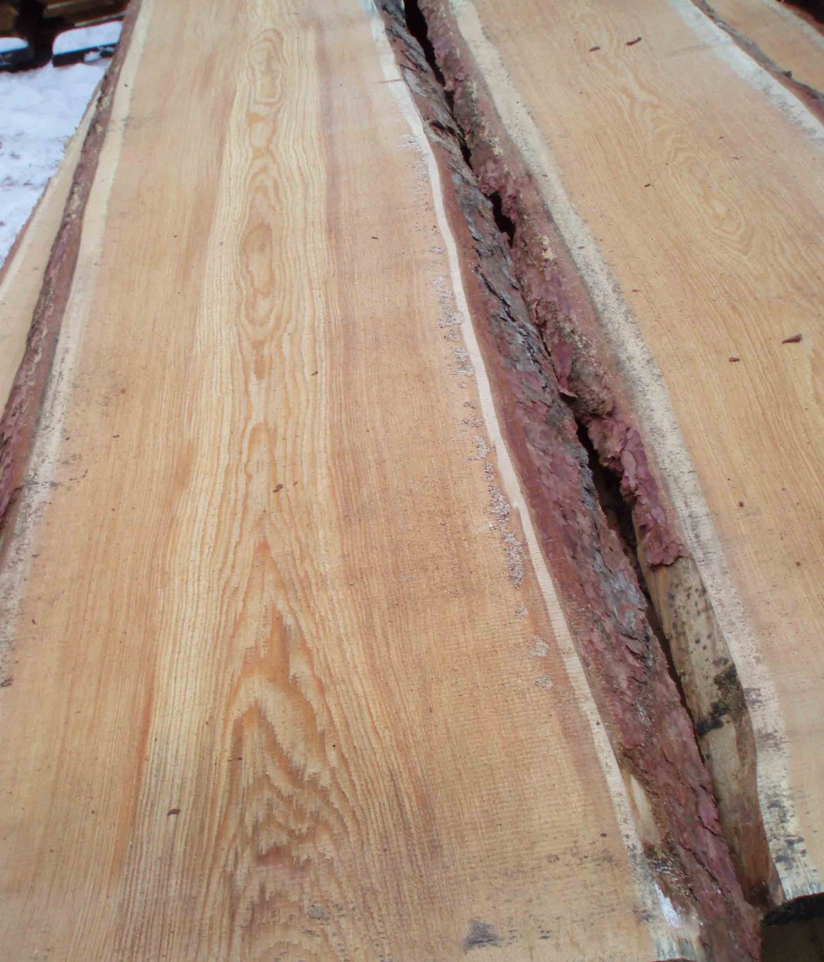 Пол из необрезной доски и эпоксидной смолы