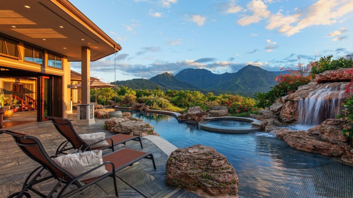 Дом с бассейном