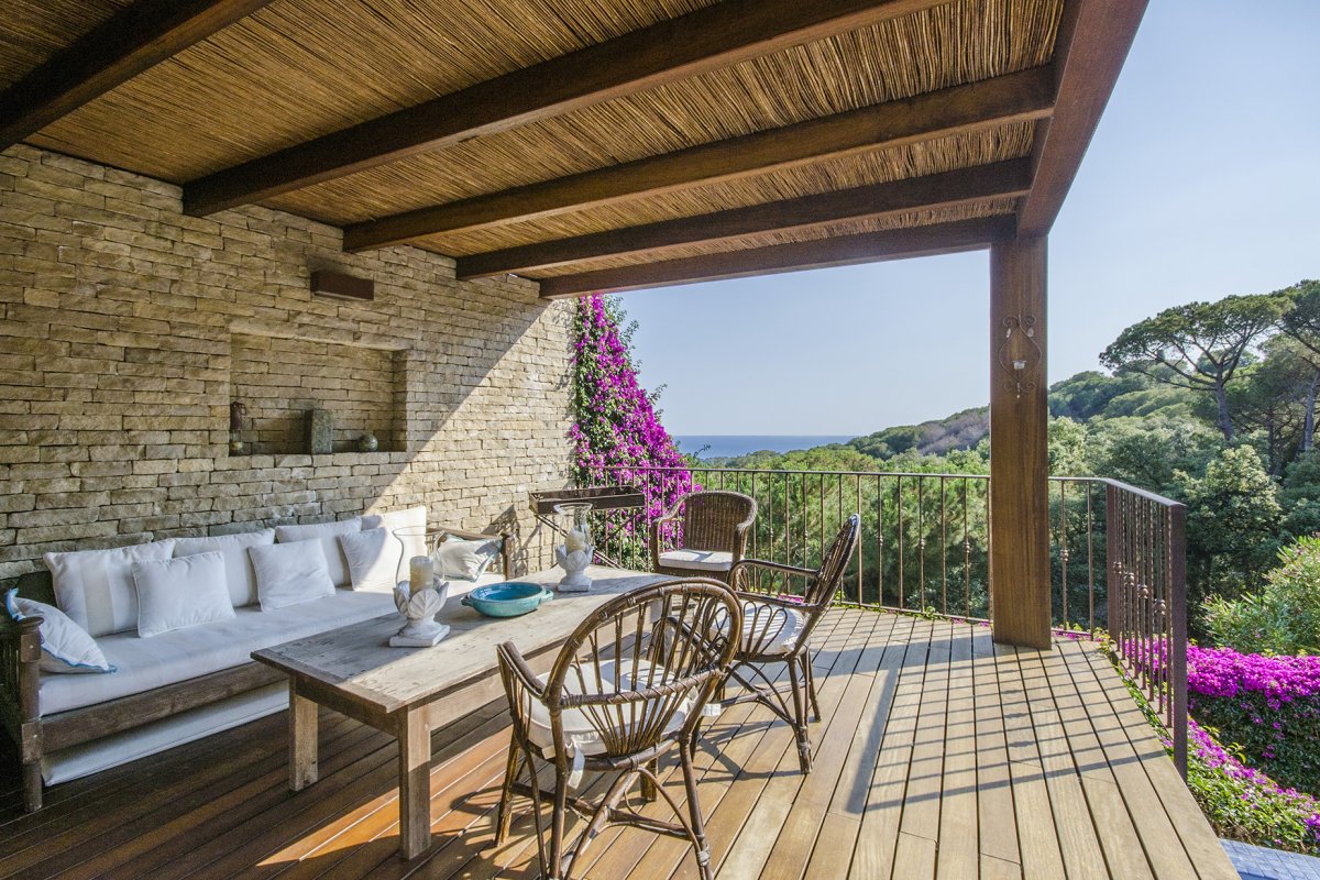 Уютный белый дом с бассейном