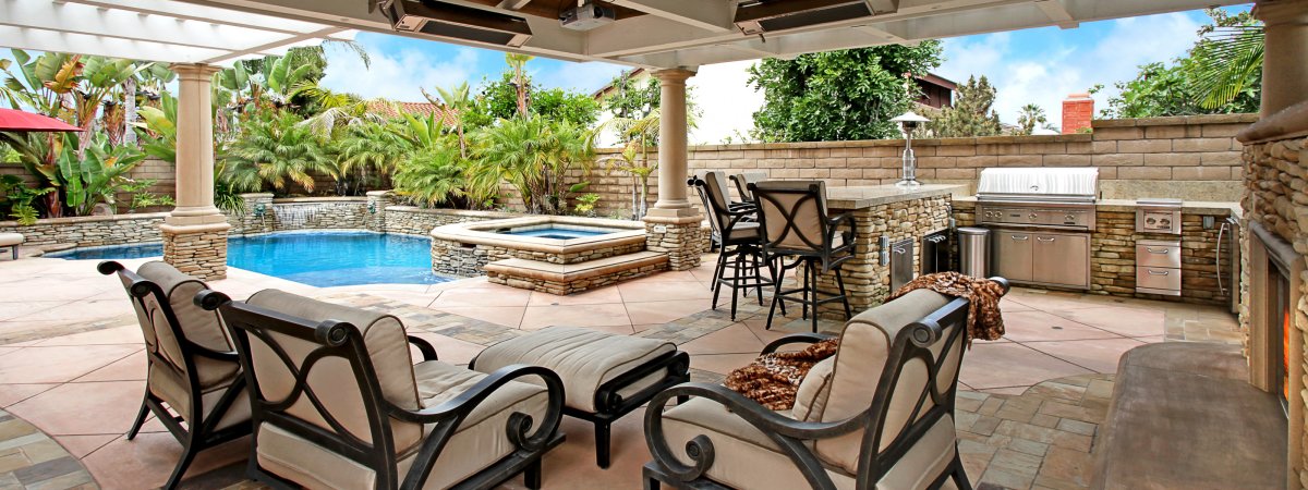 Вилла с террасой и бассейном