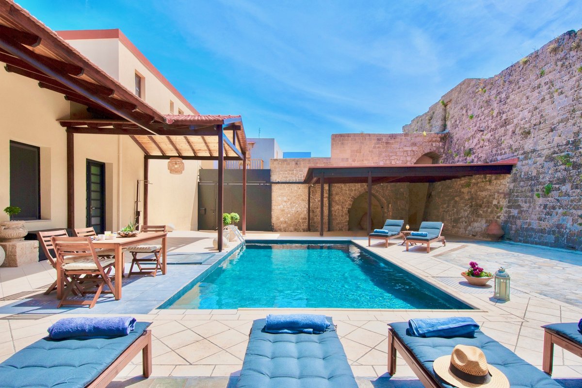 Терраса с бассейном к дому