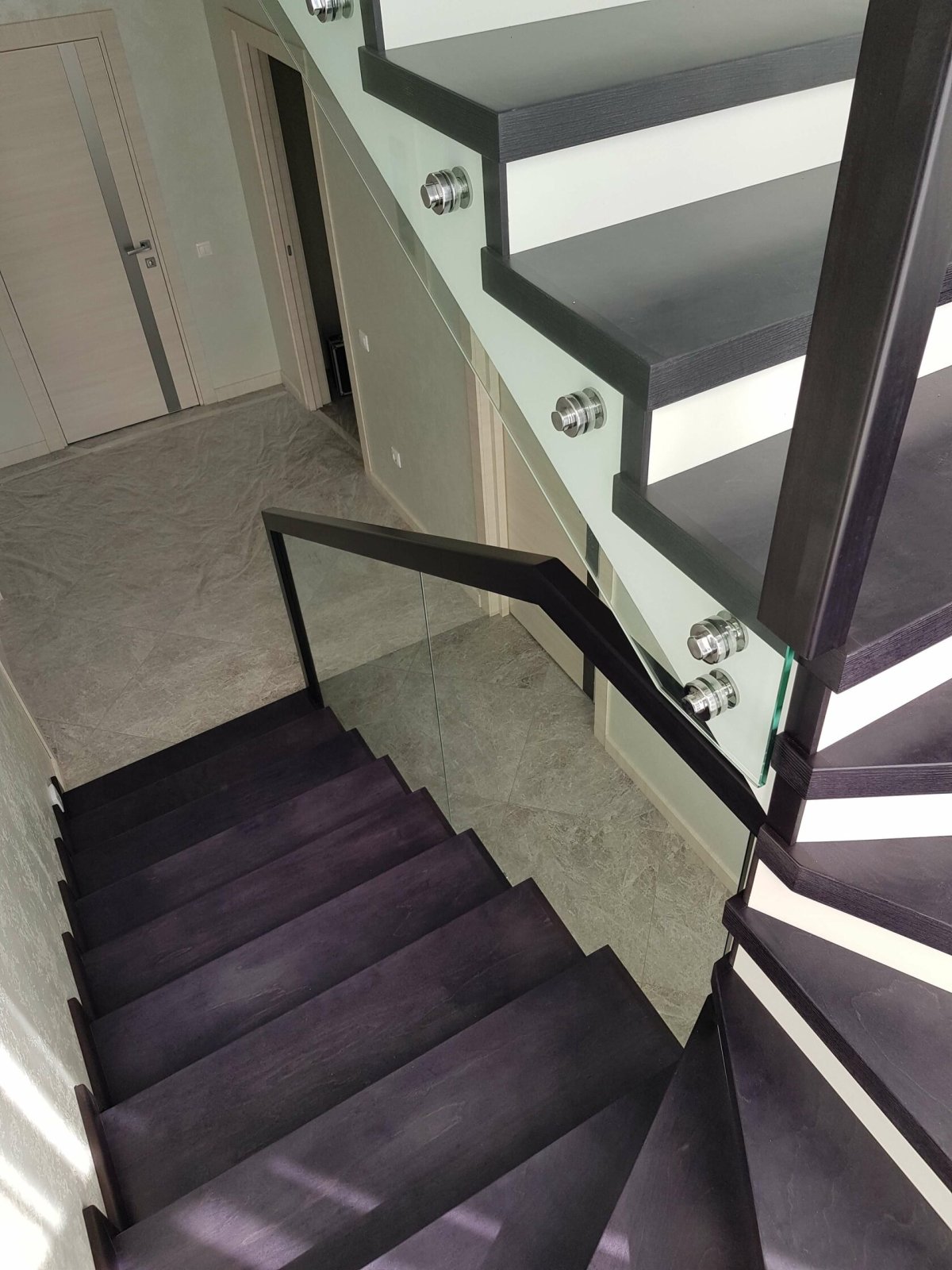 Декоративная штукатурка на лестничном марше