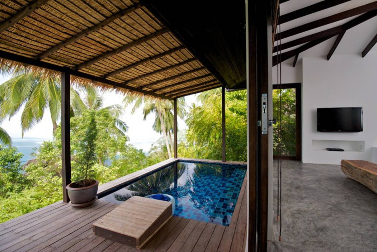 Веранда к дому с бассейном