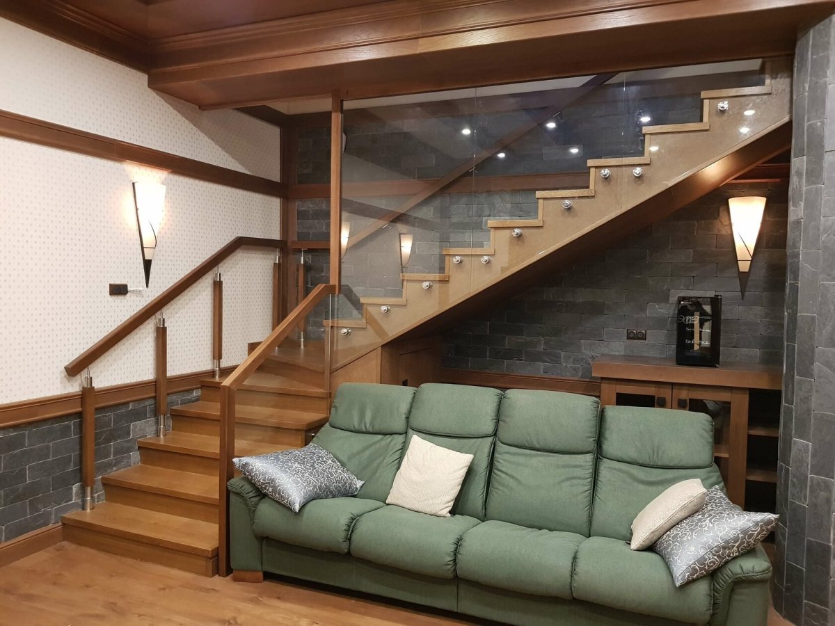 Отделка стен лестничного марша