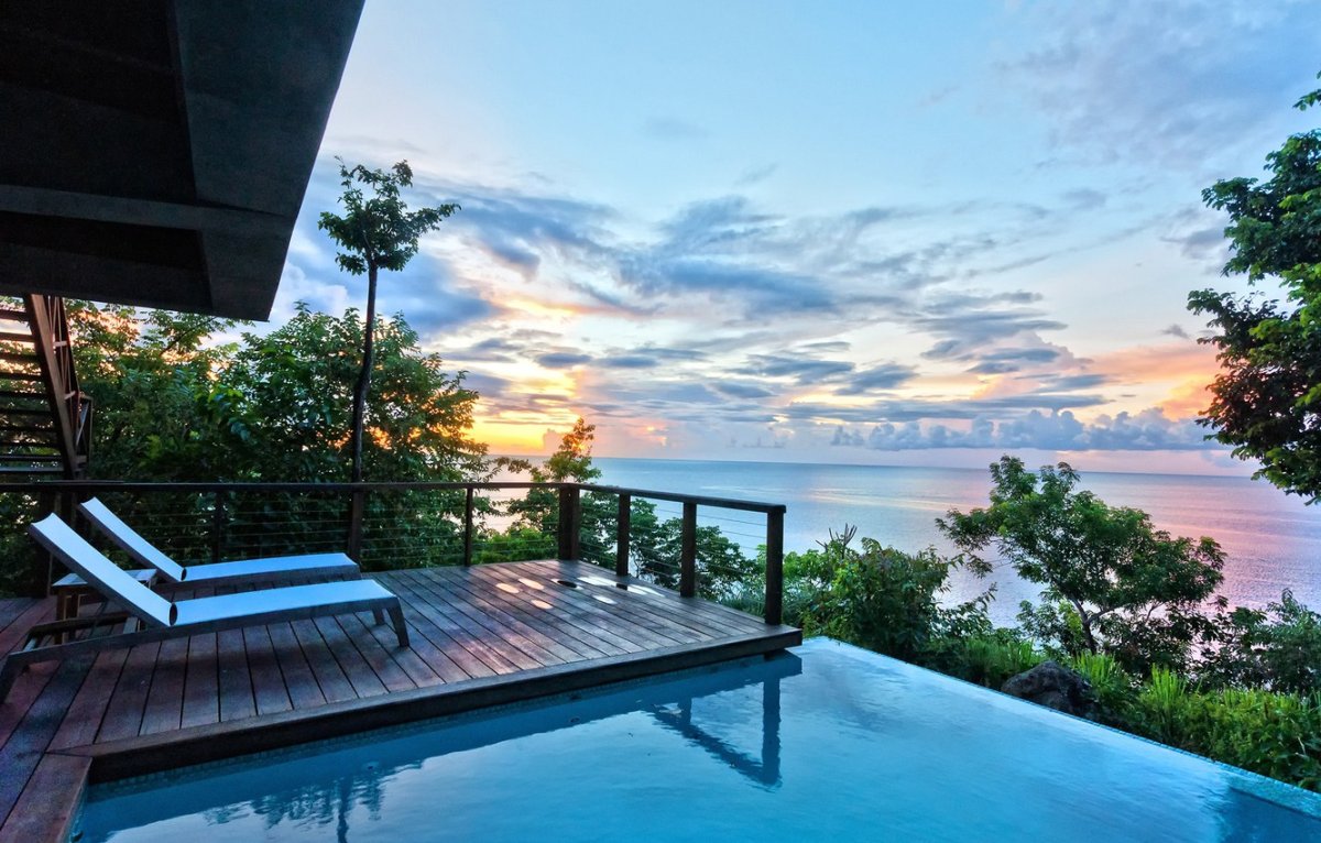 Красивый дом с бассейном и садом