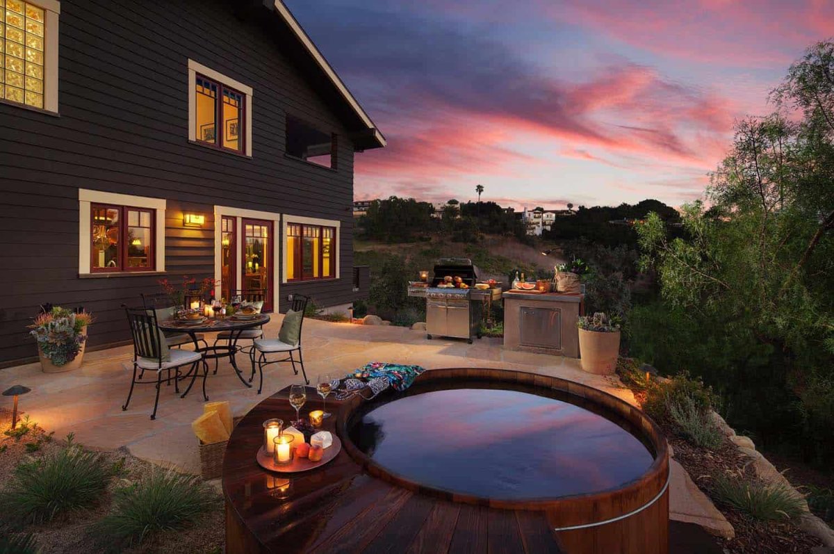 Веранда с бассейном и барбекю