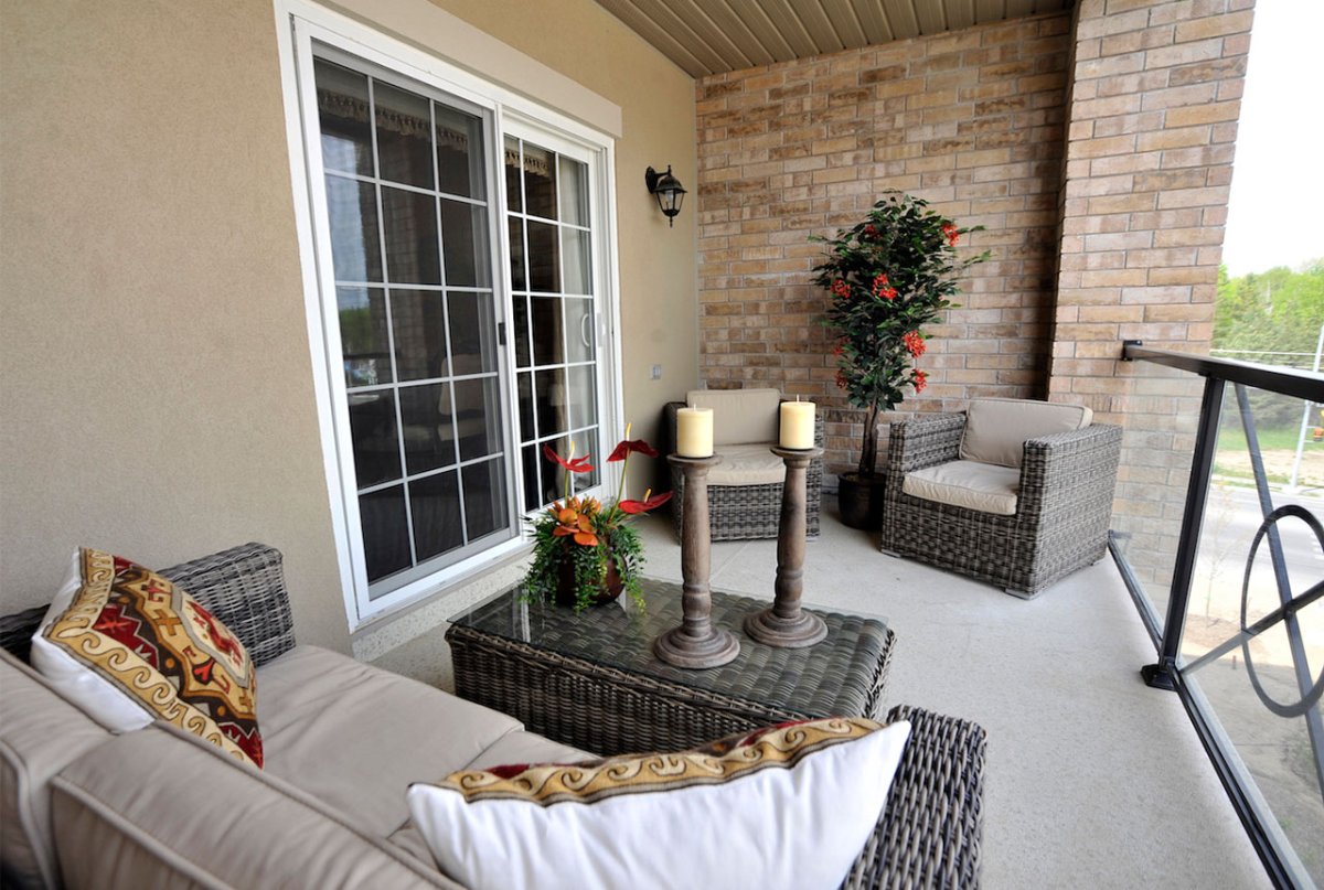 Интерьер большого балкона