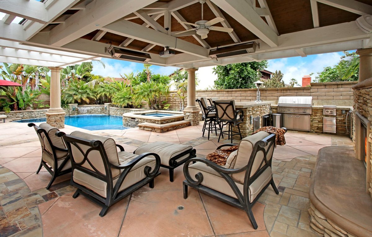 П-образный дом с бассейном