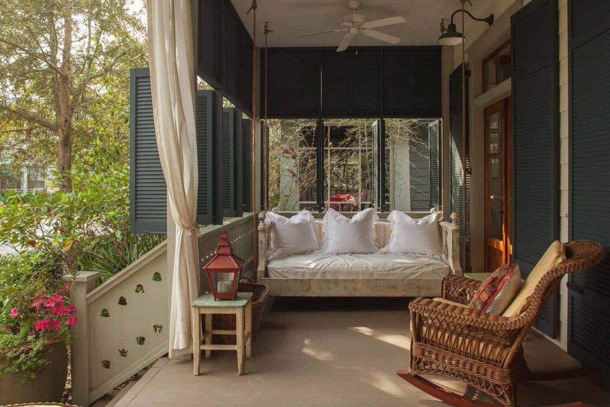 Качели на веранде