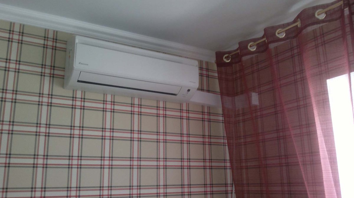 Кондиционер за занавеской