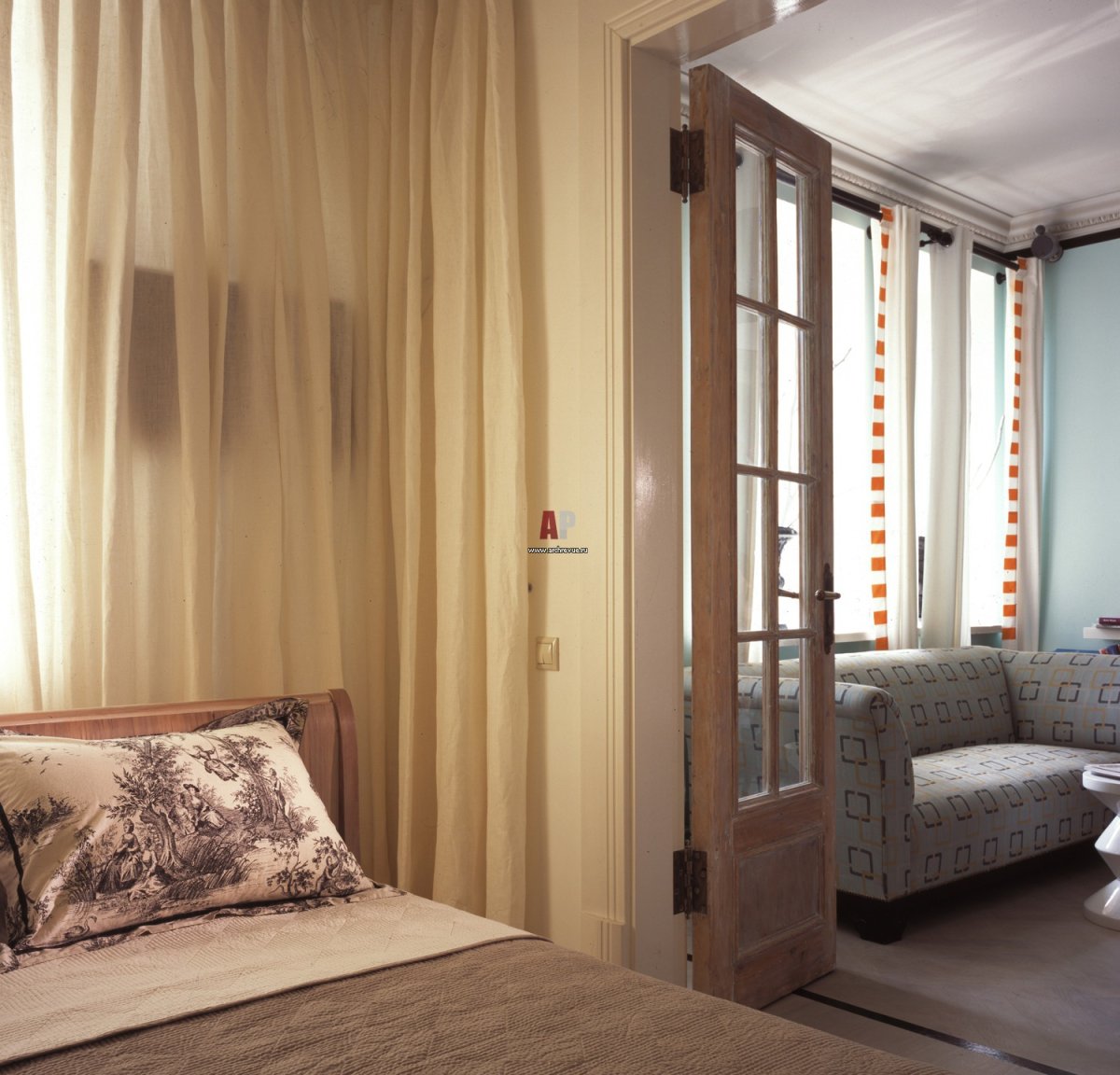 Кондиционер над окном в интерьере