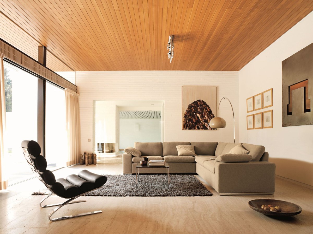 Гостиная с ламинатом на стене