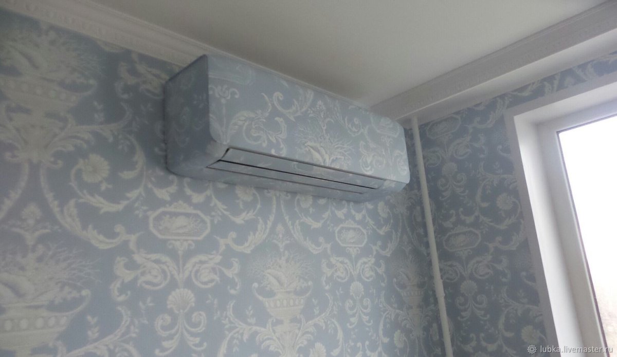 Внутренний блок кондиционера над окном