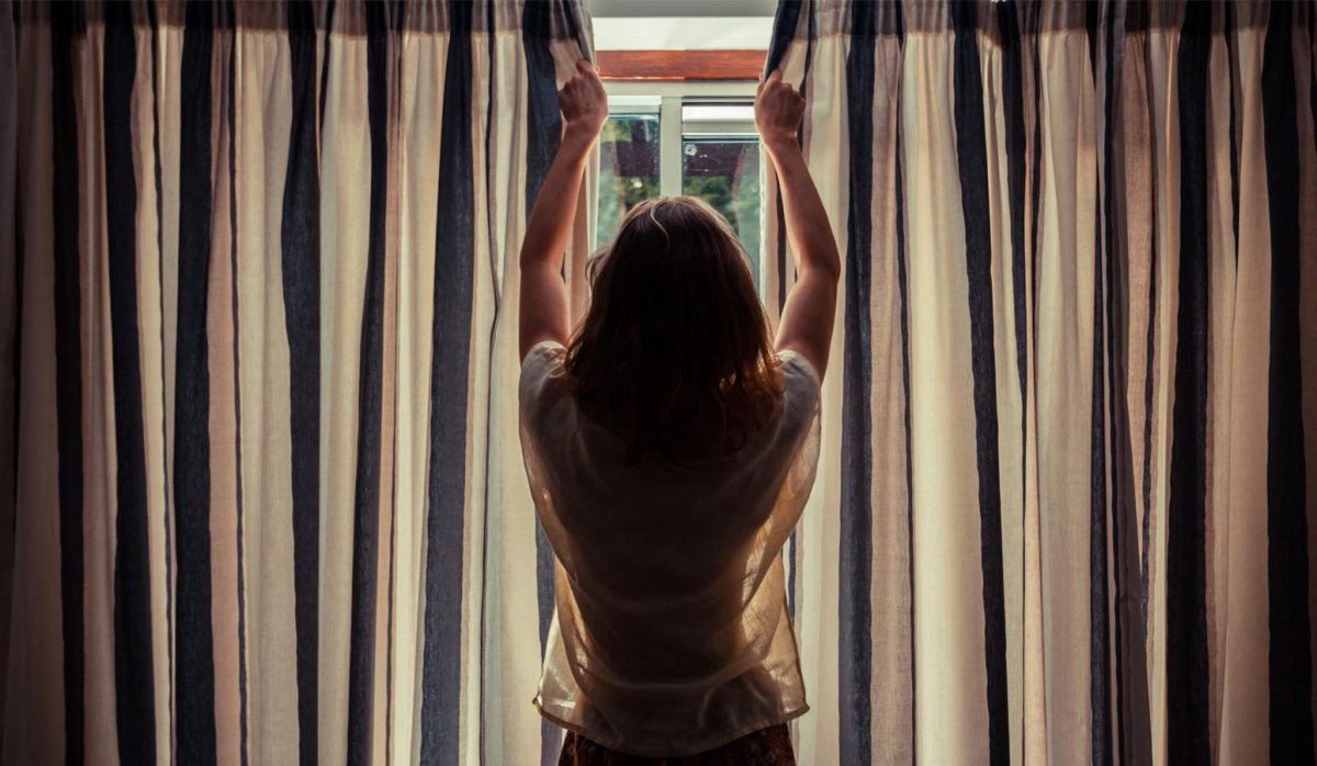 Внутренний блок кондиционера над окном