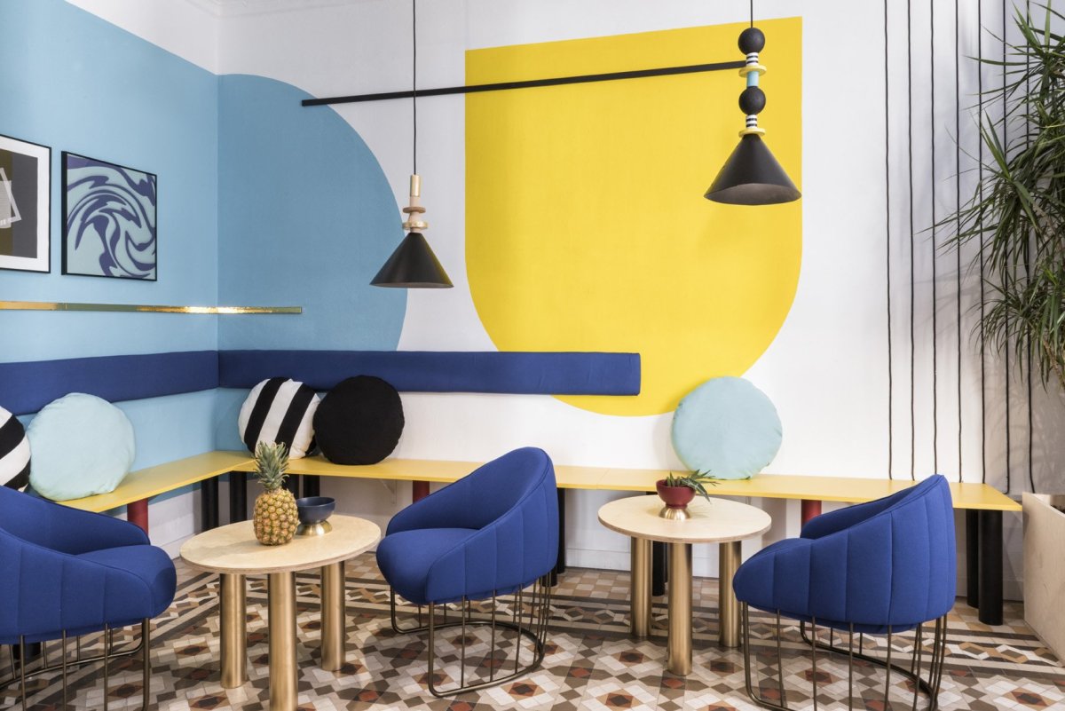 Кровать в стиле Мемфис