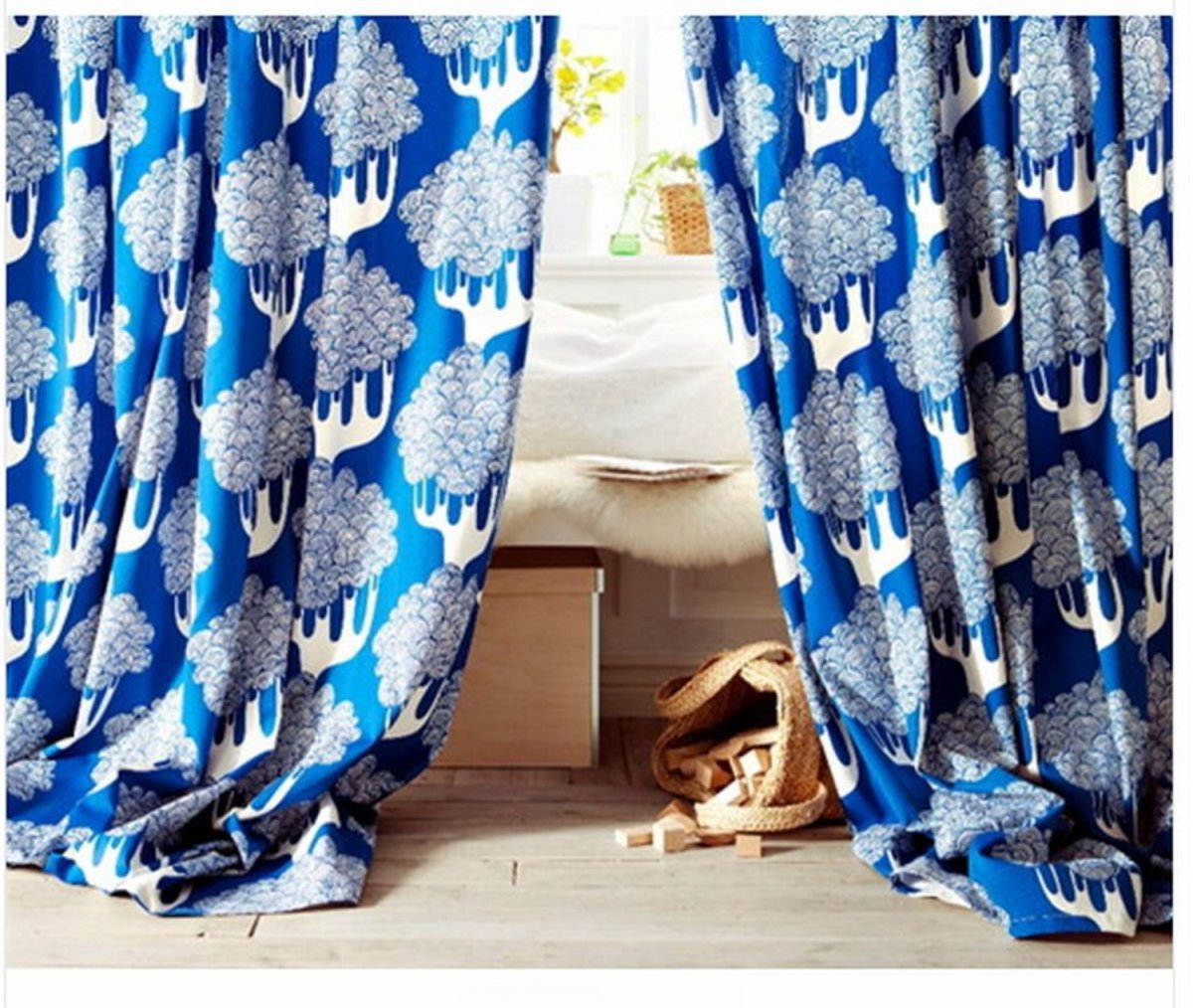 Голубые шторы в спальне