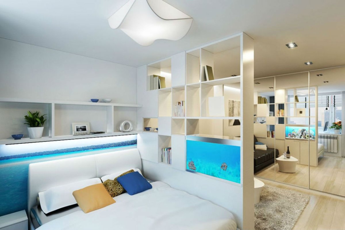 Кровать в маленькой квартире студии