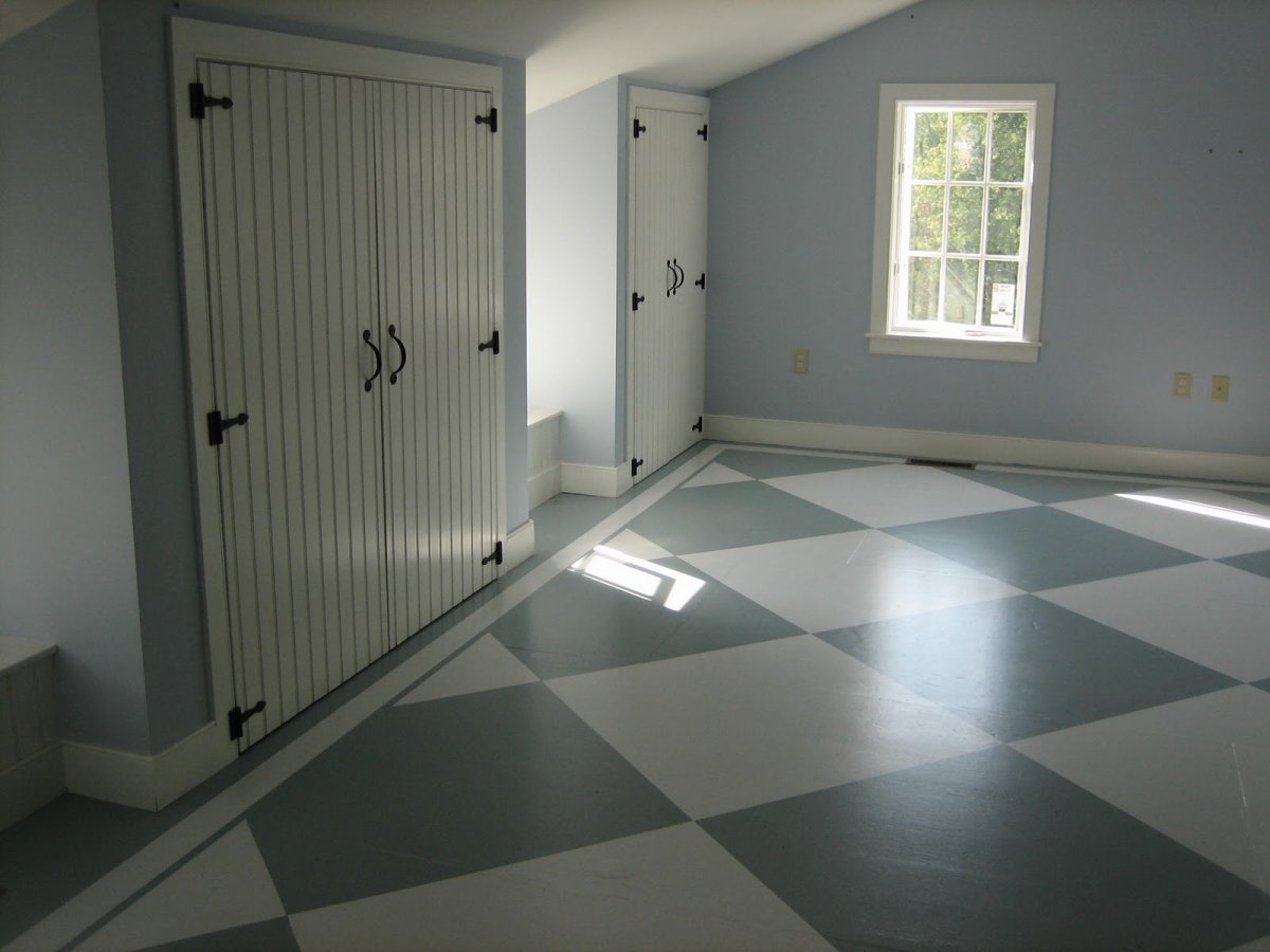 Крашеная фанера на полу