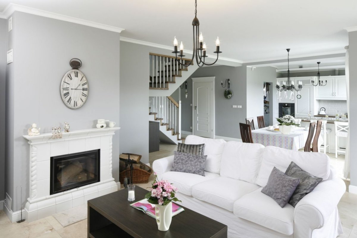 Гостиннаяс серыми стенами