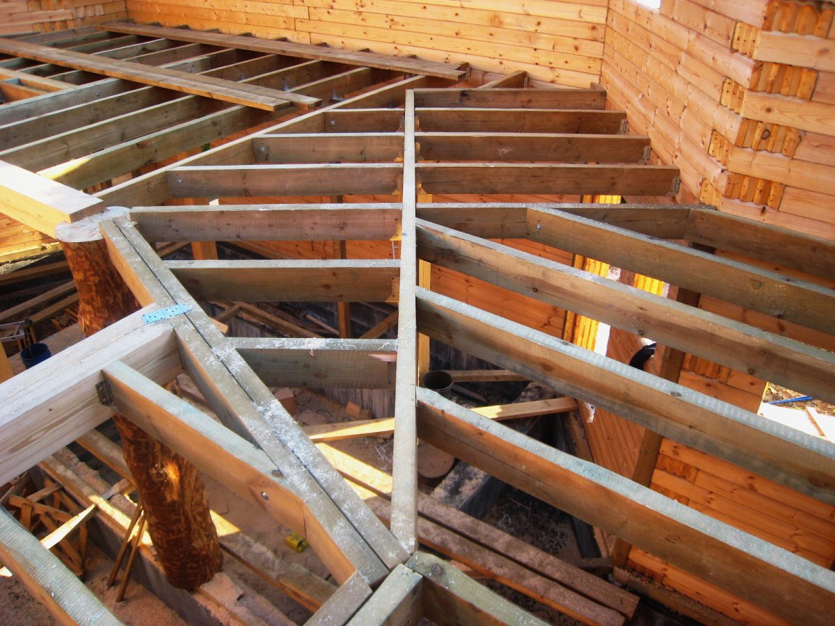 Деревянная балка перекрытия 100х200