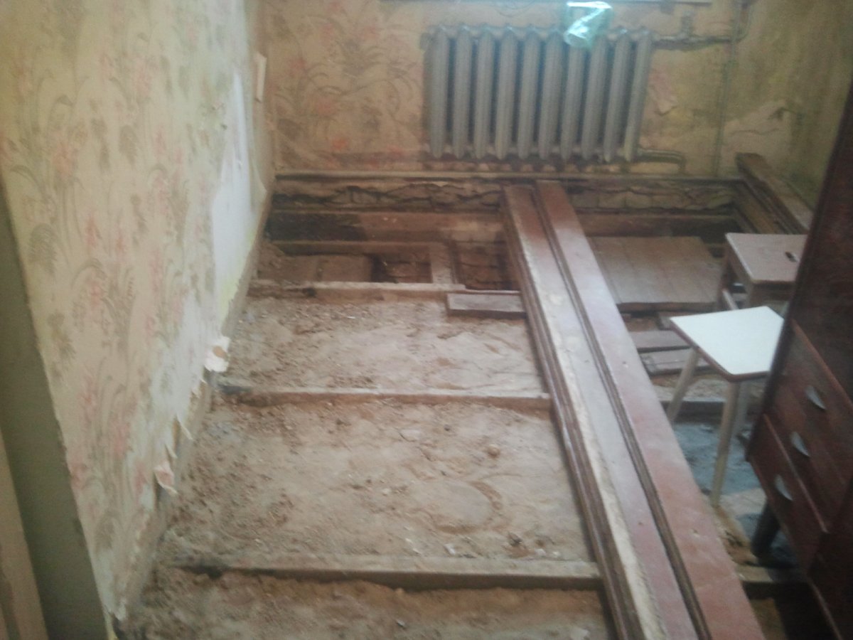 Крепление чернового пола снизу к лагам