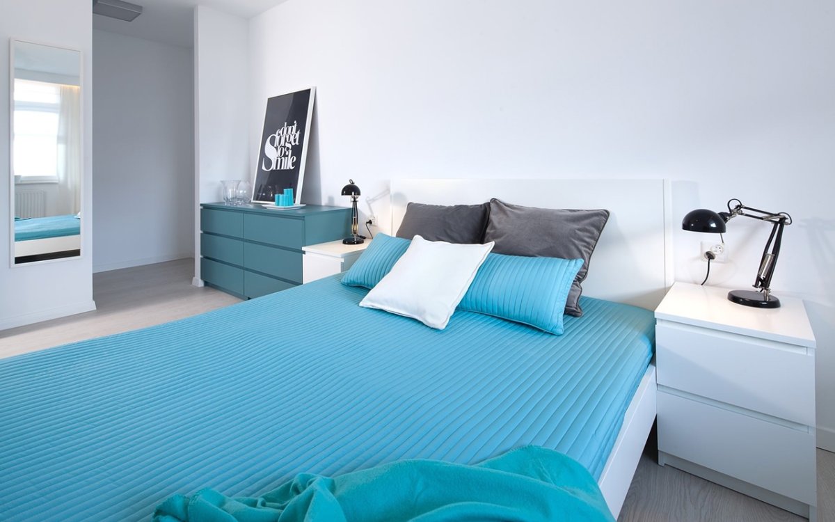 Бело бирюзовая спальня