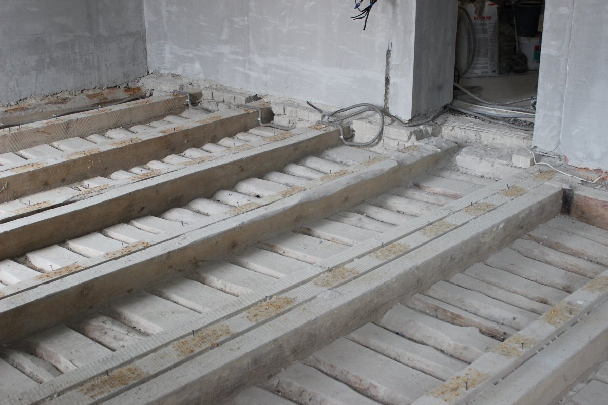 Монтаж чернового пола на лагах в деревянном доме