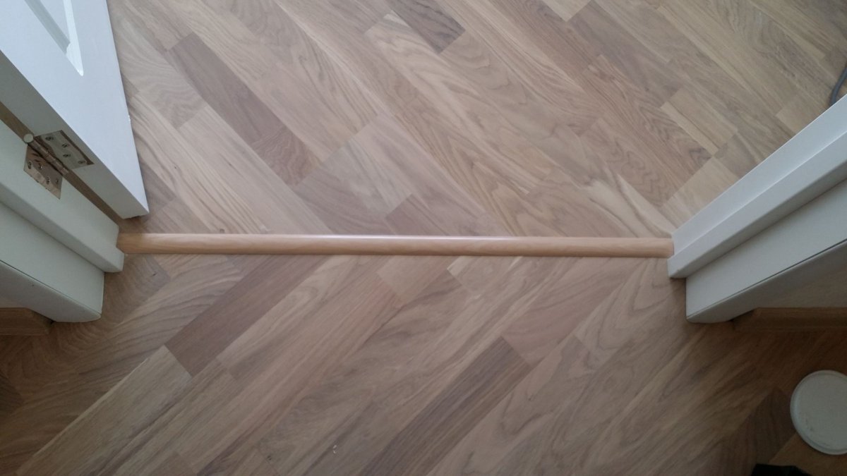 Стык линолеума и плитки